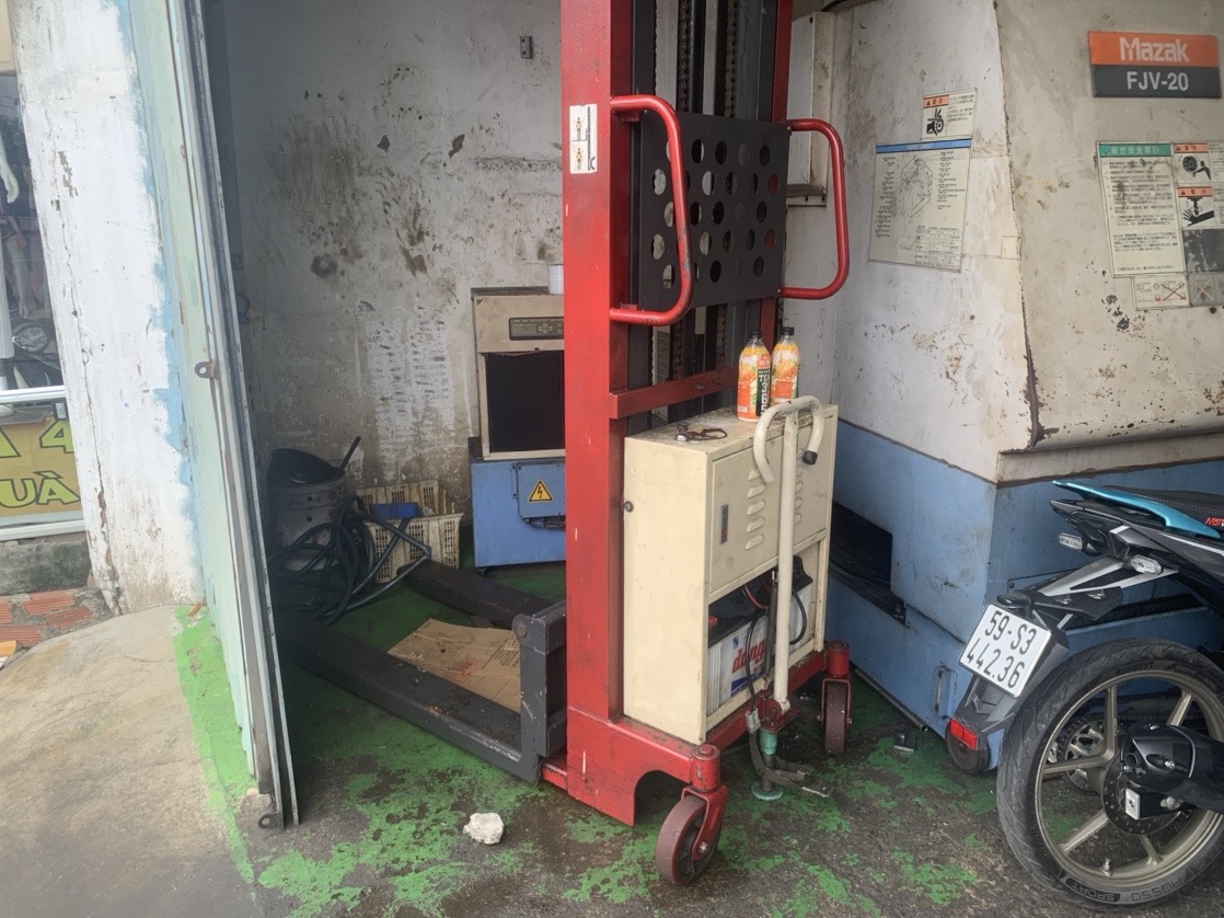 Hand palle truck.jpg